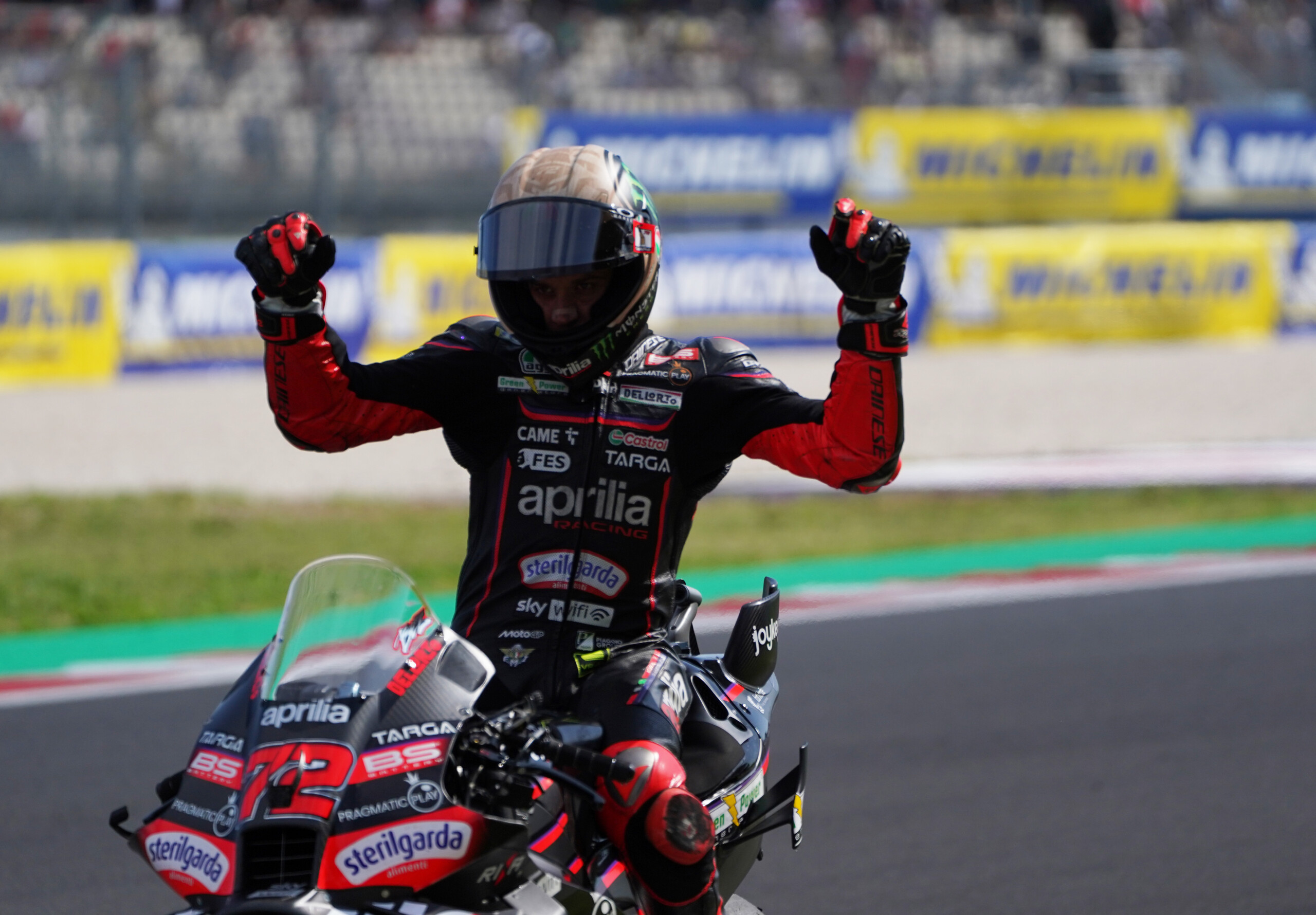 motogp bezzecchi remporte la sprint a misano a marquez deuxieme scaled
