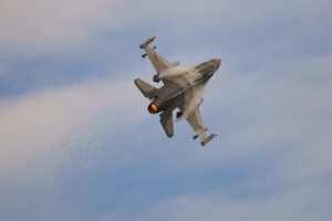 roumanie alerte a la chute de debris de drones russes deux f 16 en vol