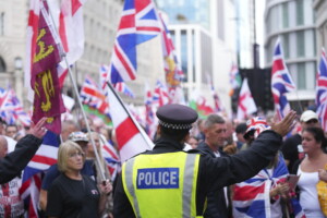 royaume uni la police attaquee par des manifestants a londres