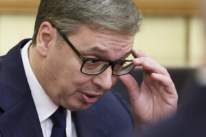 serbie vucic intensifie la repression alors que les protestations samplifient
