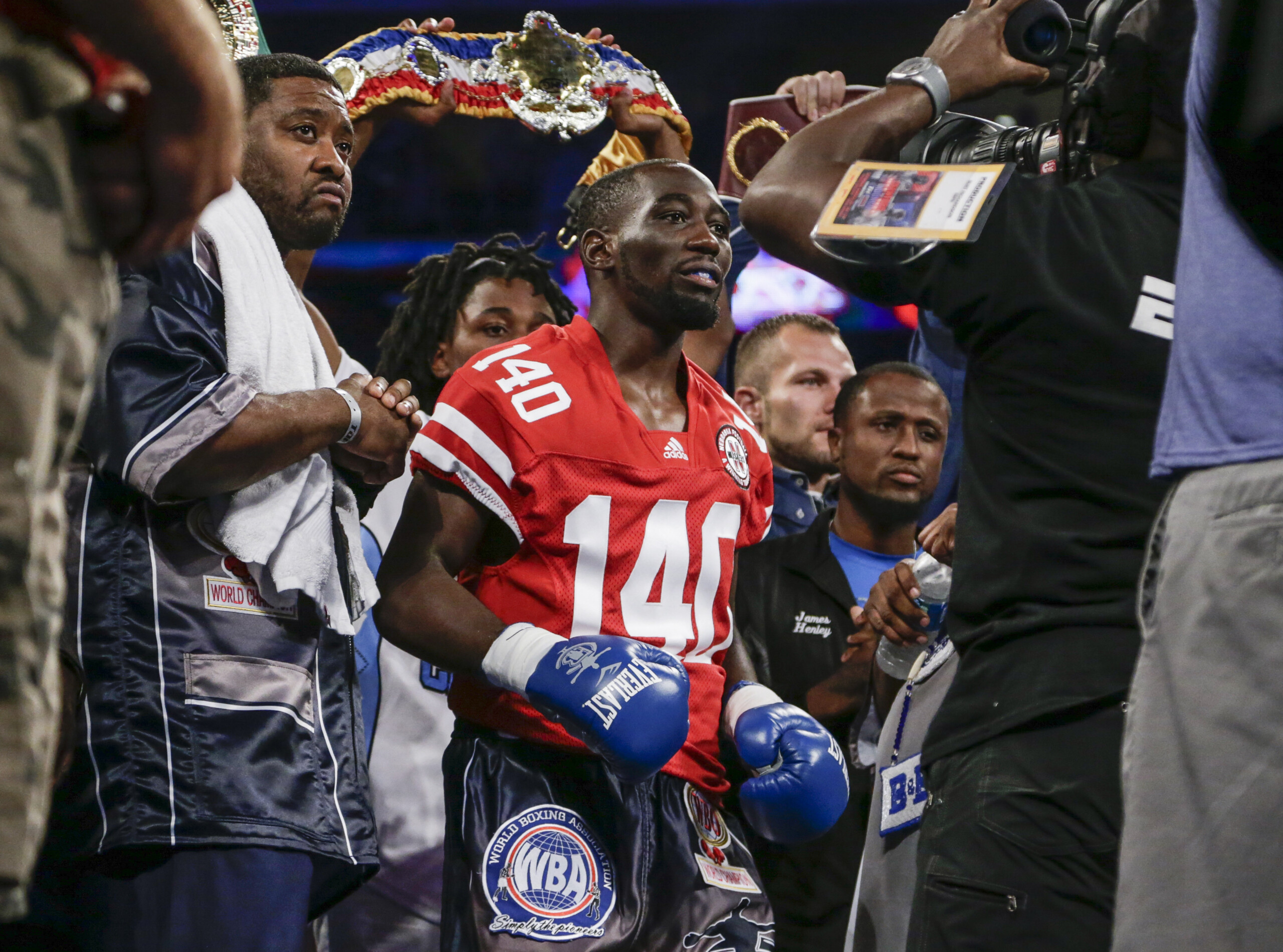 boxe crawford bat canelo alvarez aux points et remporte le titre des super moyens scaled