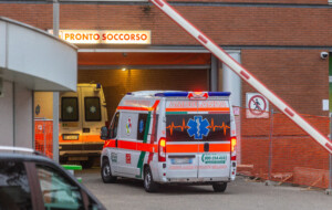 milan un homme se jette du balcon et tue une femme de 83 ans un homme de 70 ans blesse