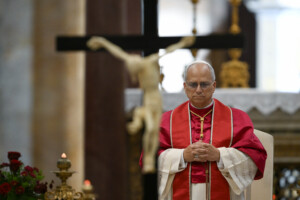 abus le pape leglise sagenouille apprendre a ecouter les blessures