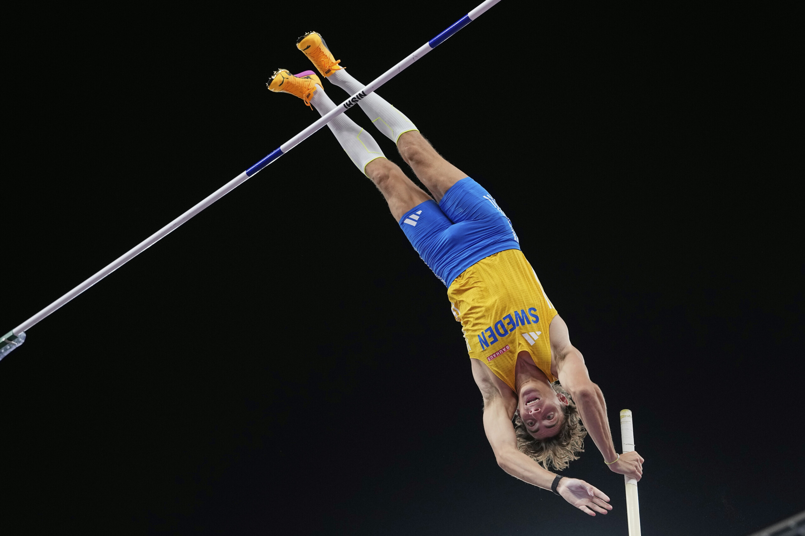 athletisme duplantis senvole a 630 m et signe un nouveau record du monde de saut a la perche scaled