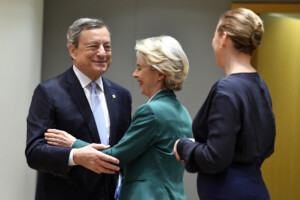 ue von der leyen a draghi cher mario merci pour ton service a leurope