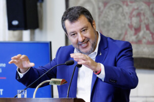 migrants salvini encore trop de clandestins nous travaillons sur un nouveau decret