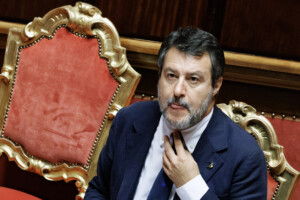 ukraine salvini serrer la main de lambassadeur russe cest juste si lon souhaite dialoguer