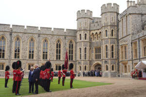 etats unis royaume uni les personnes arretees pour avoir projete des images depstein sur le chateau de windsor ont ete liberees sous caution