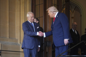 usa royaume uni trump salue les membres de la famille royale et quitte le chateau de windsor