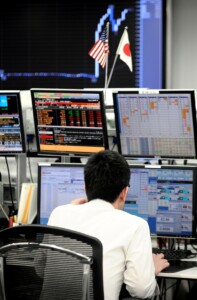 japon la banque centrale maintient ses taux inchanges