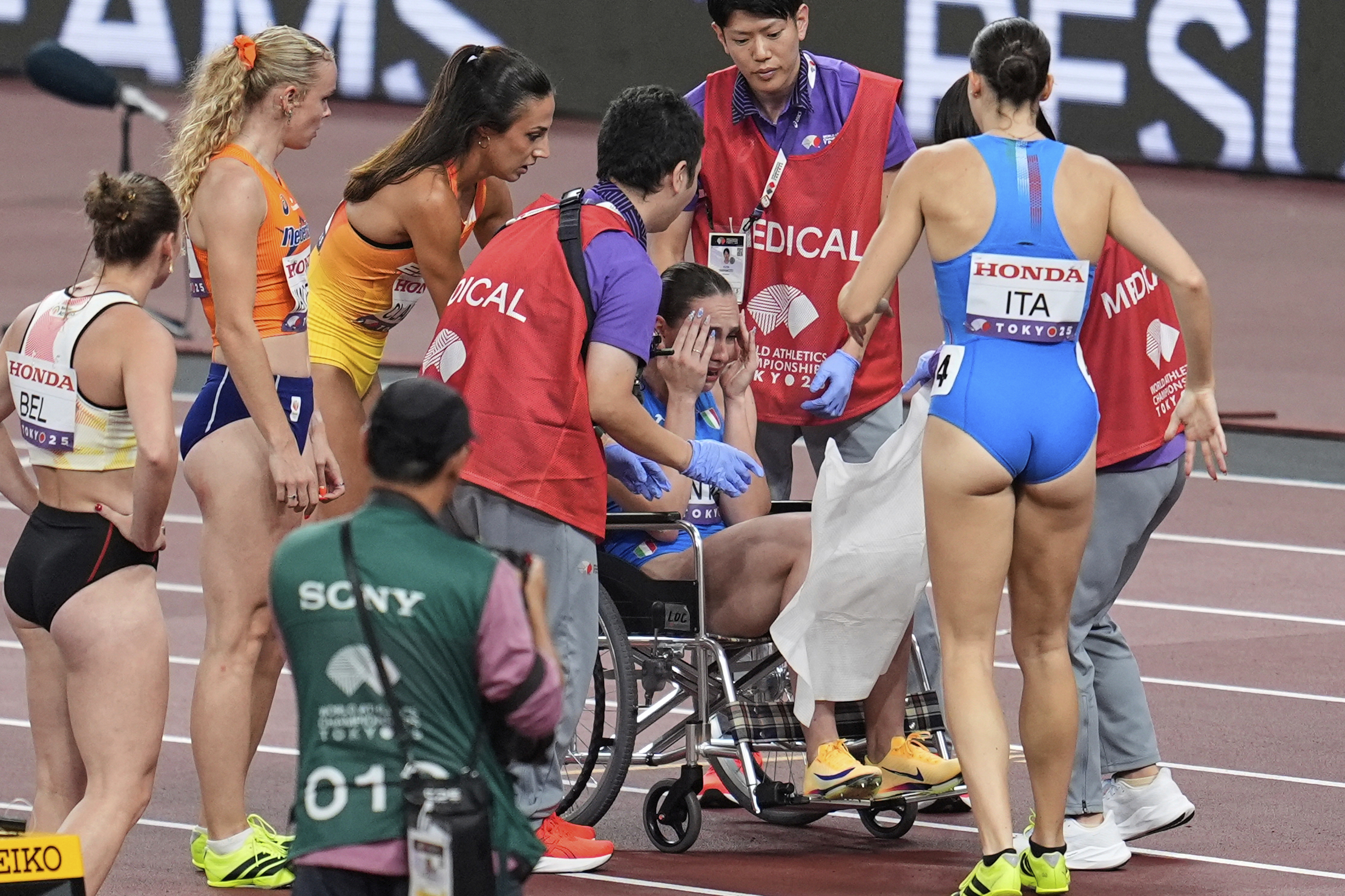 athletisme championnats du monde le relais 4 x 100 m feminin elimine de la finale