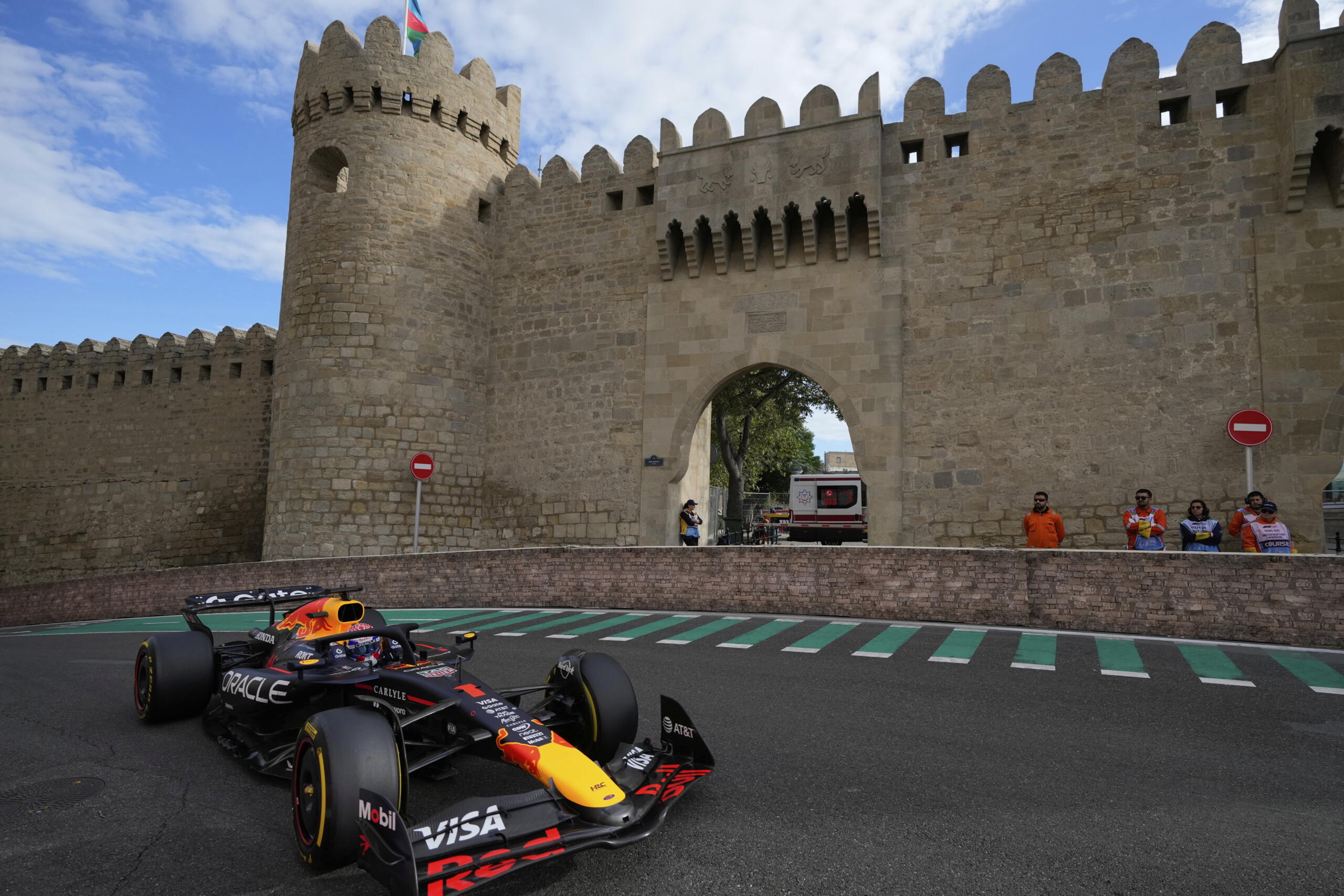 f1 grand prix dazerbaidjan pole position pour verstappen devant sainz et lawson catastrophe pour ferrari scaled
