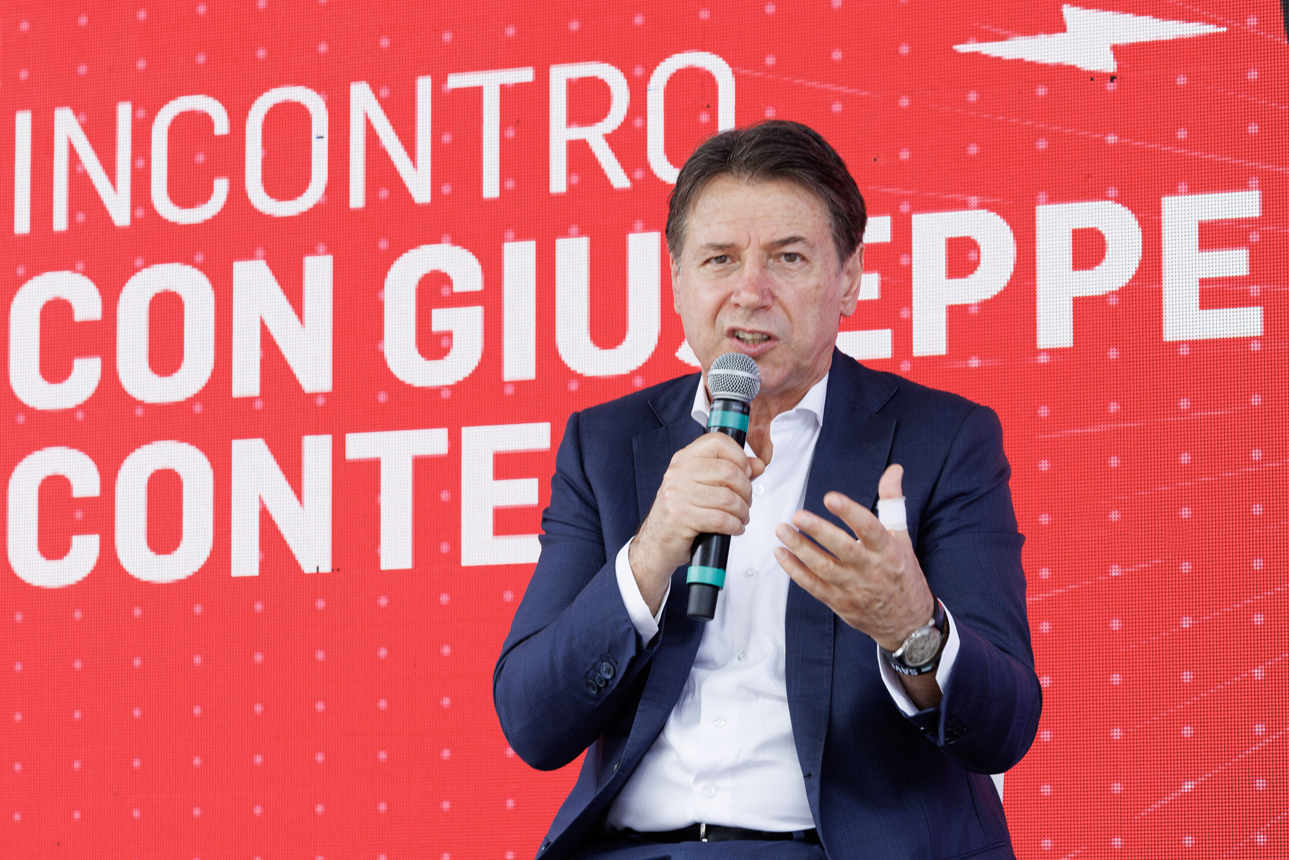 fitch conte meloni se rejouit mais 6 millions de travailleurs continuent a gagner moins de 1 000 euros par mois scaled