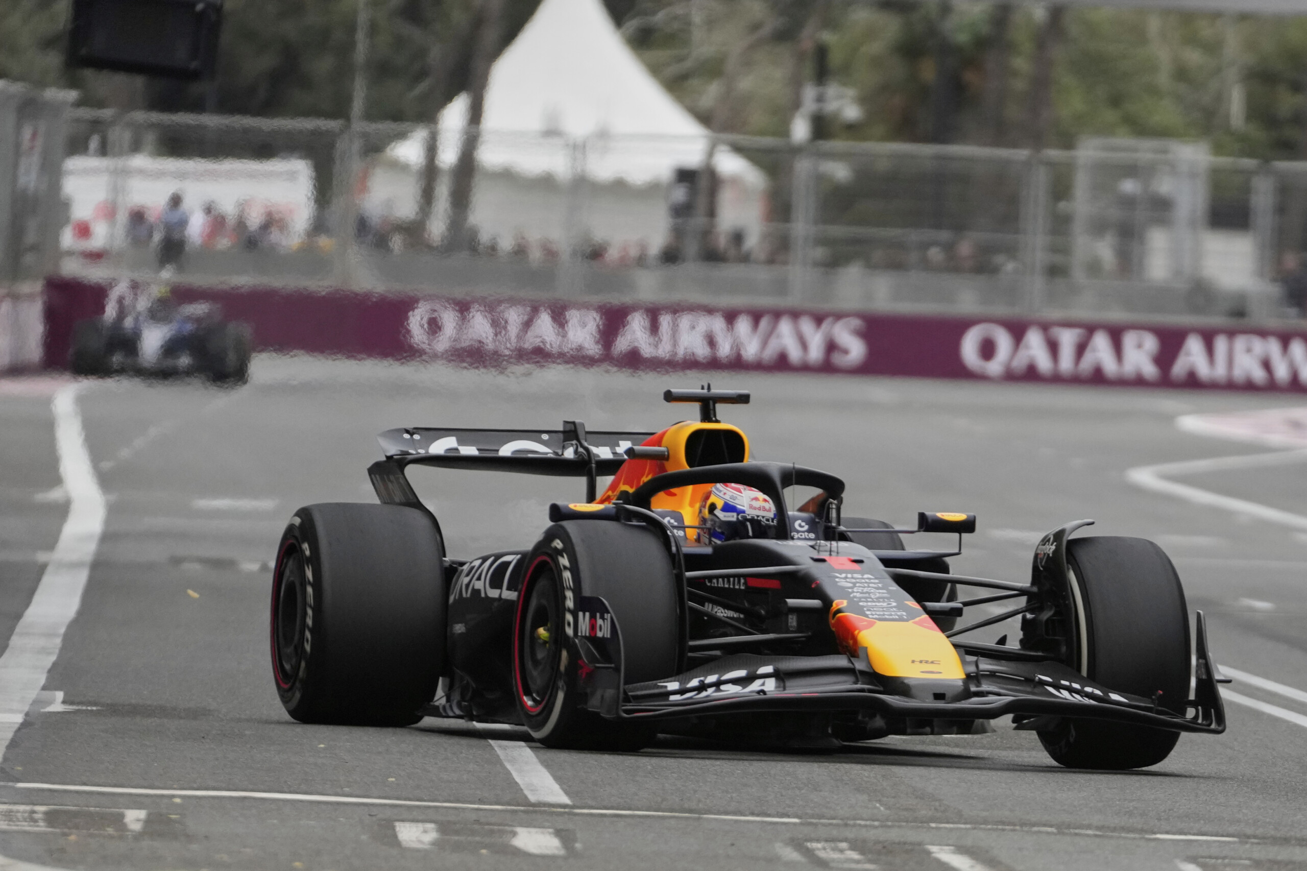 f1 gp dazerbaidjan victoire de verstappen russell et sainz sur le podium scaled