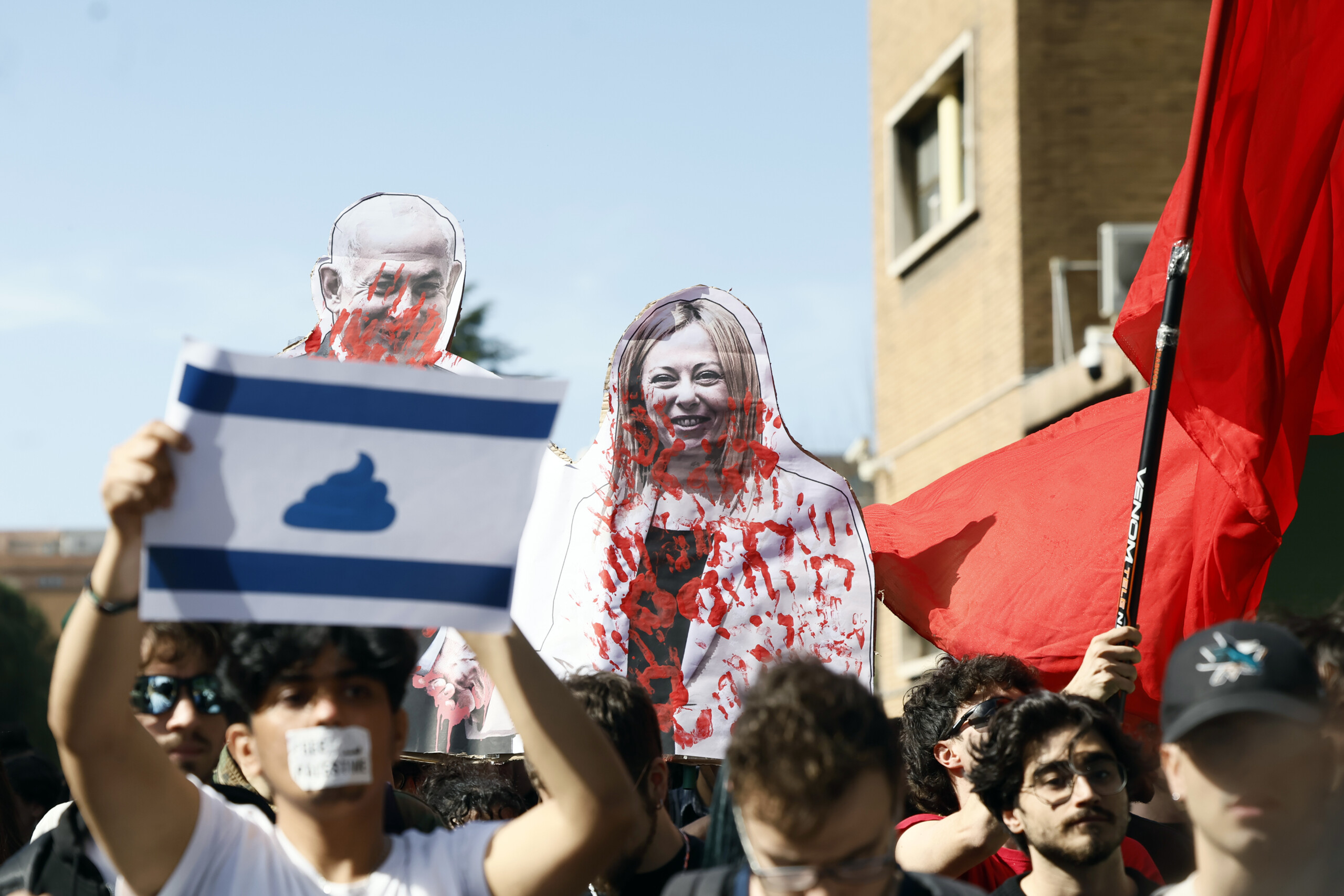 greve pour gaza a naples des manifestants brulent des photos de meloni et netanyahu scaled