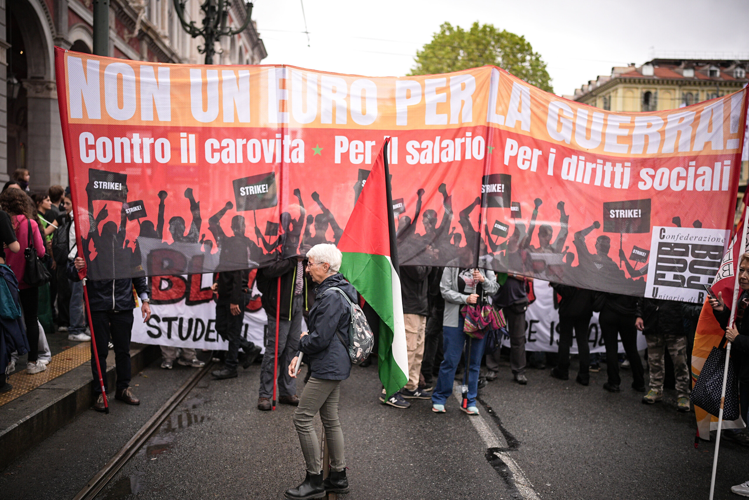 greve pour gaza a turin des manifestants sur les voies circulation des trains suspendue scaled