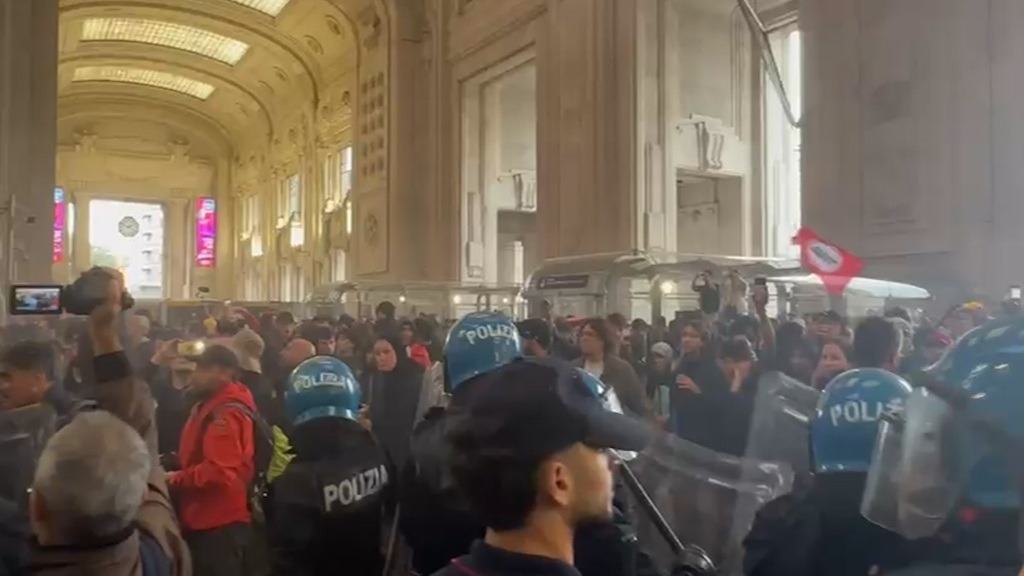 greve pour gaza des manifestants entrent dans la gare centrale de milan charges de la police