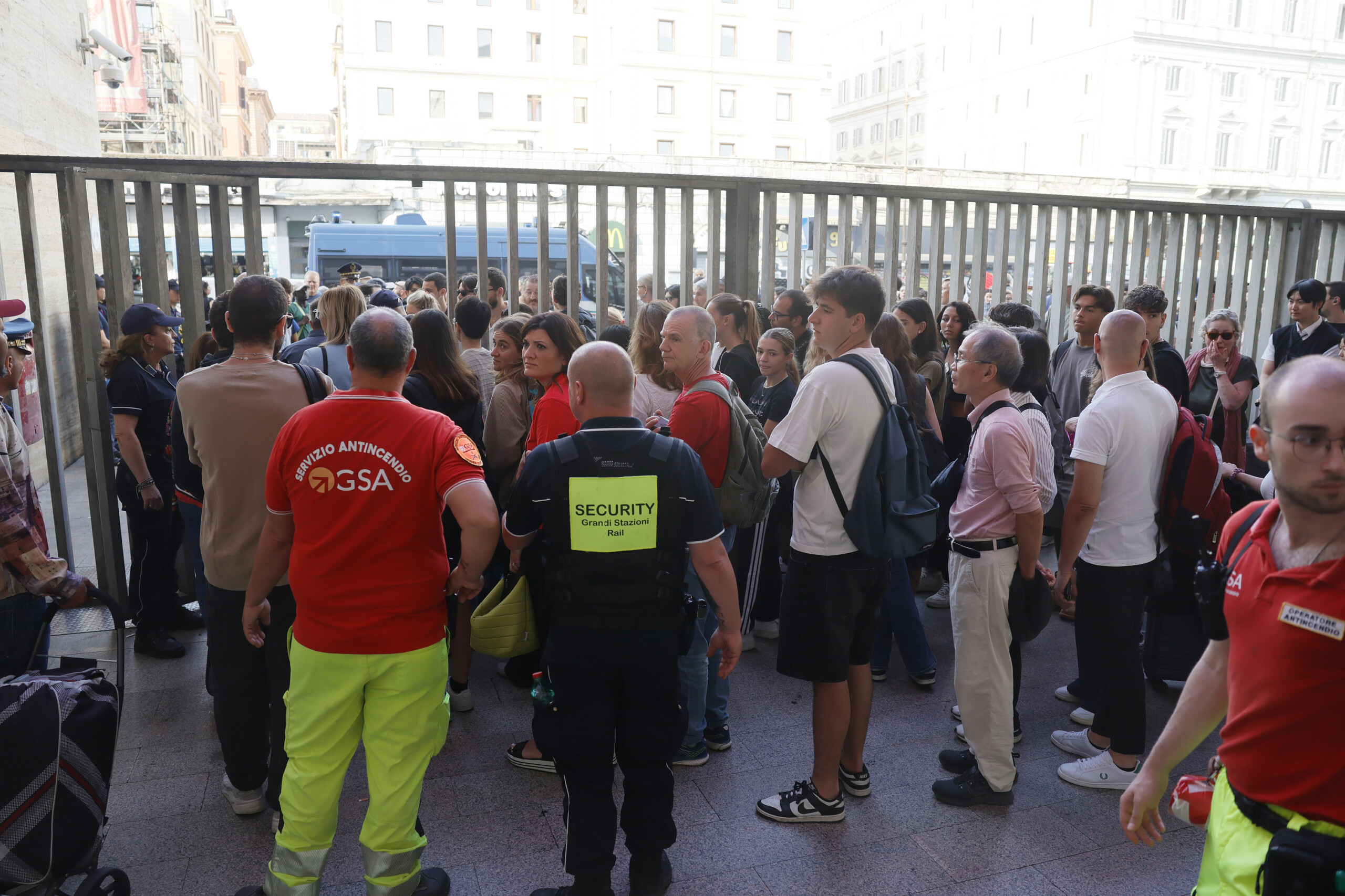 greve pour gaza des milliers de personnes bloquent la gare termini scaled