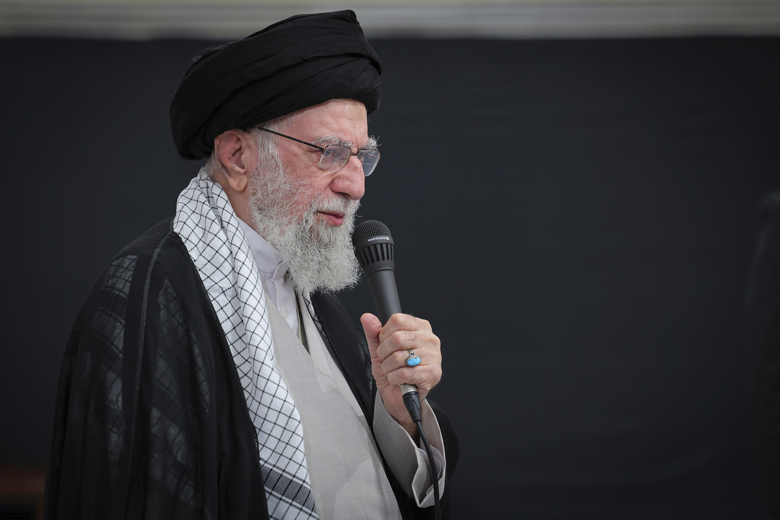 iran khamenei pas de negociations avec les etats unis le nucleaire est une imposition