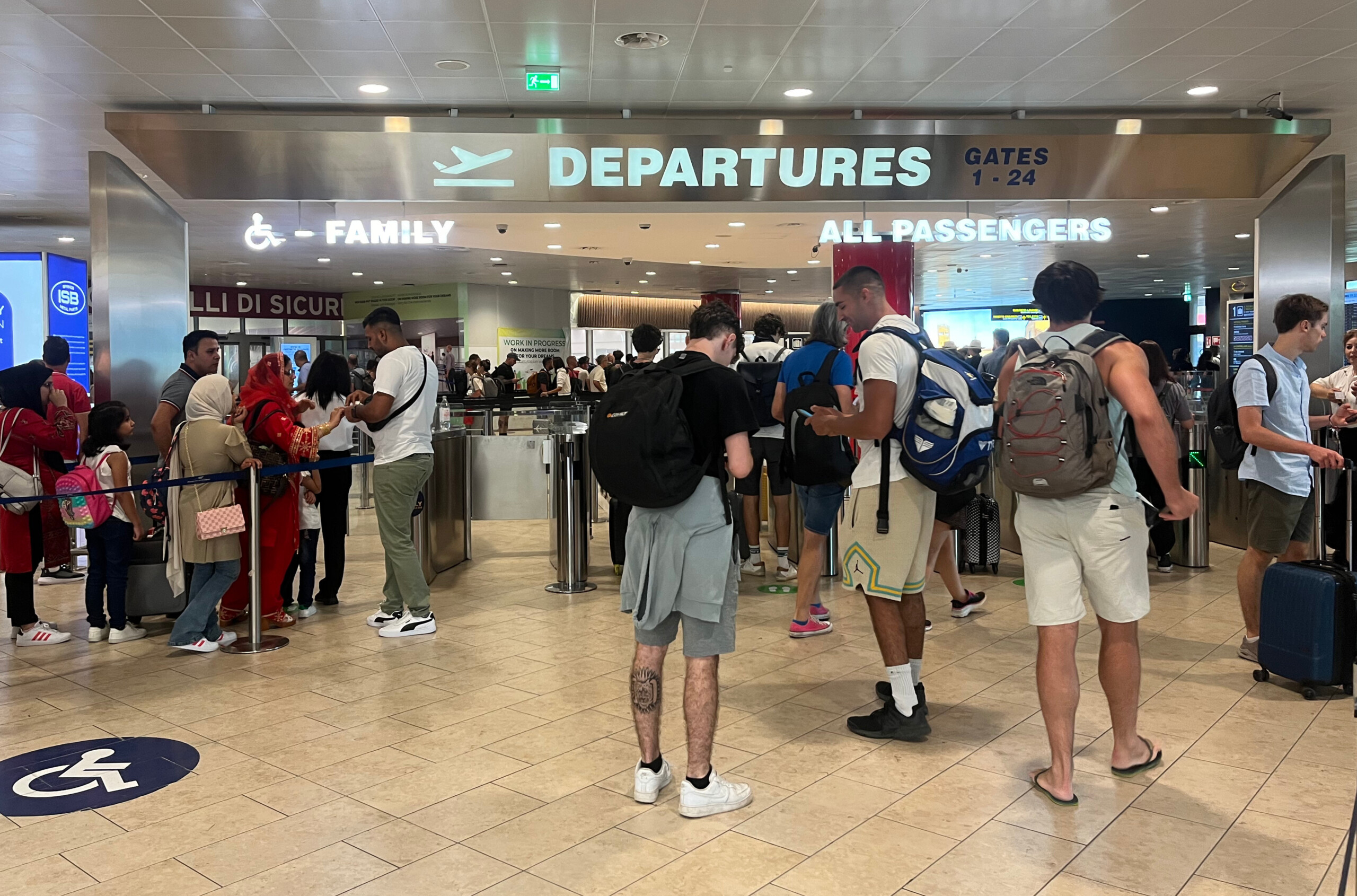 cybersecurite attaques contre des aeroports europeens un homme arrete au royaume uni scaled
