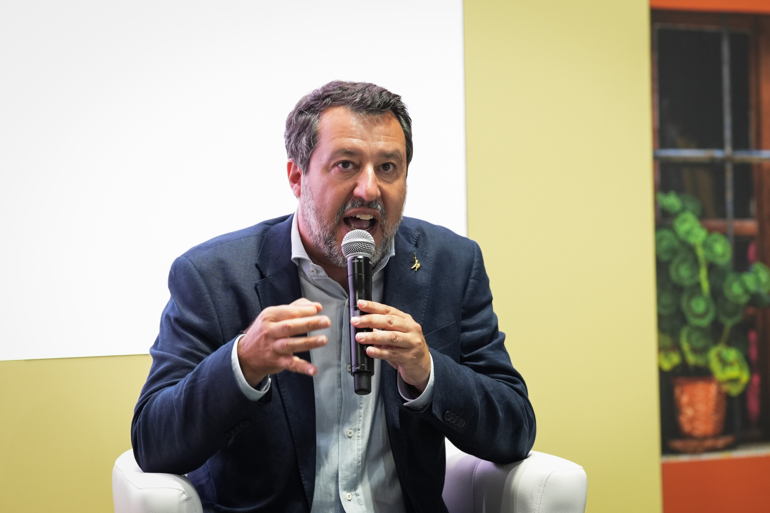 flottille salvini avec lexcuse de la palestine des hooligans blessent des citoyens scaled