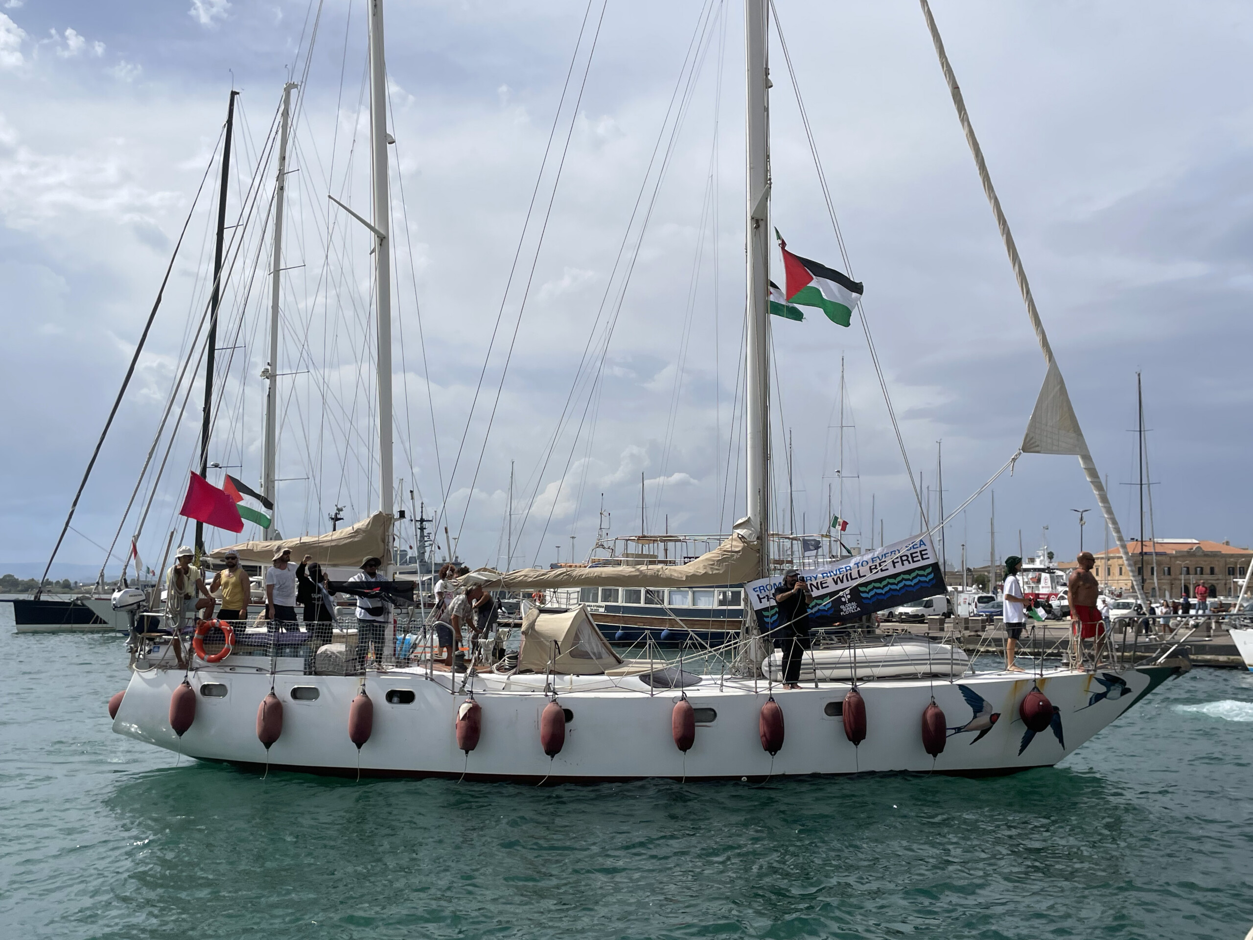 gaza la flottille global sumud attaquee par des drones des bateaux endommages scaled