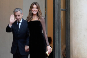 france sarkozy arrive au tribunal de paris avec son epouse
