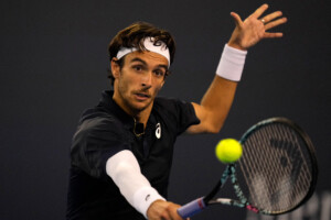 atp beijing musetti bat mpetshi perricard en trois sets pour ses debuts