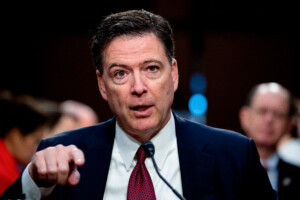 etats unis lancien directeur du fbi james comey inculpe