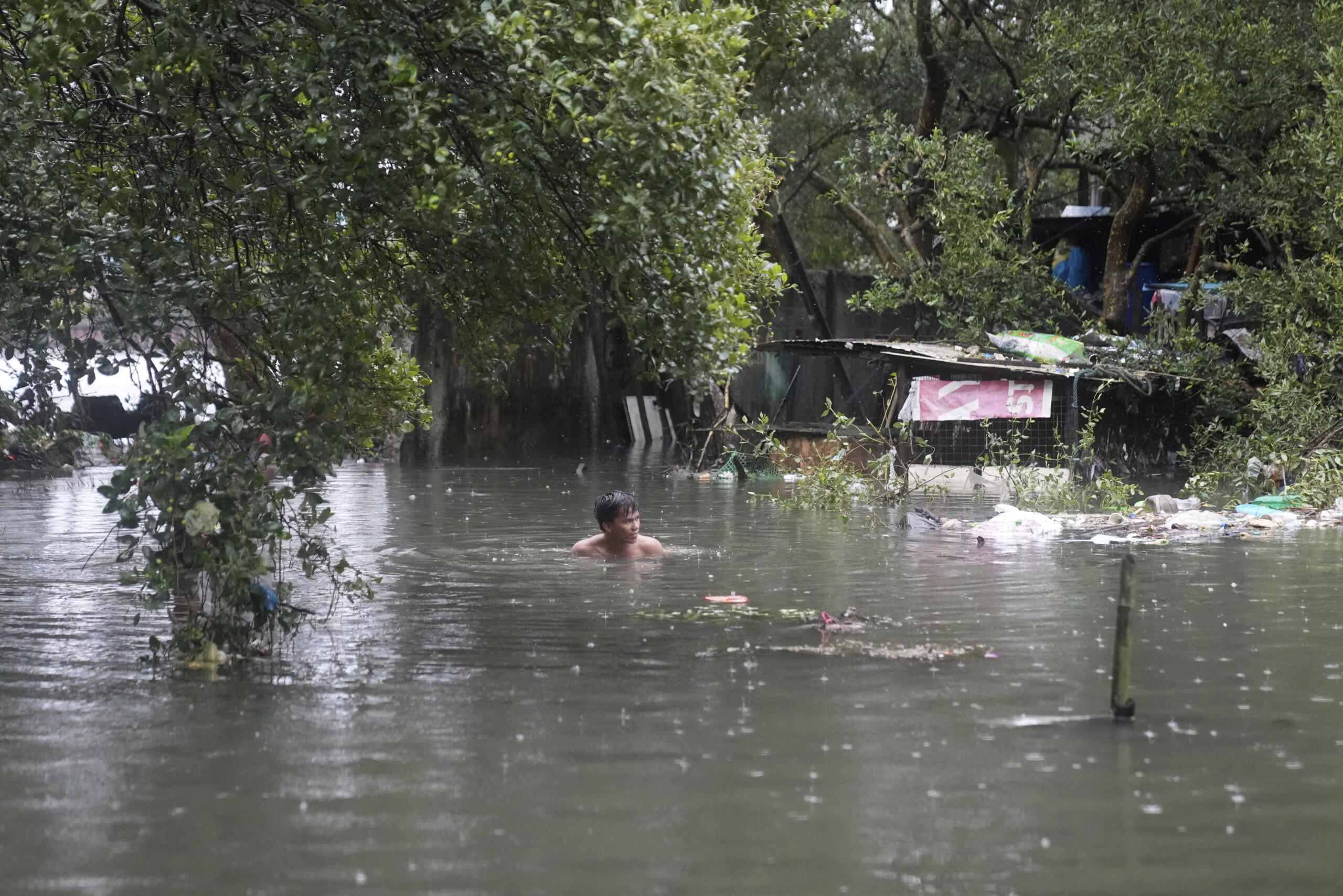 philippines 4 morts et des dizaines de milliers evacues a cause dune tempete tropicale scaled