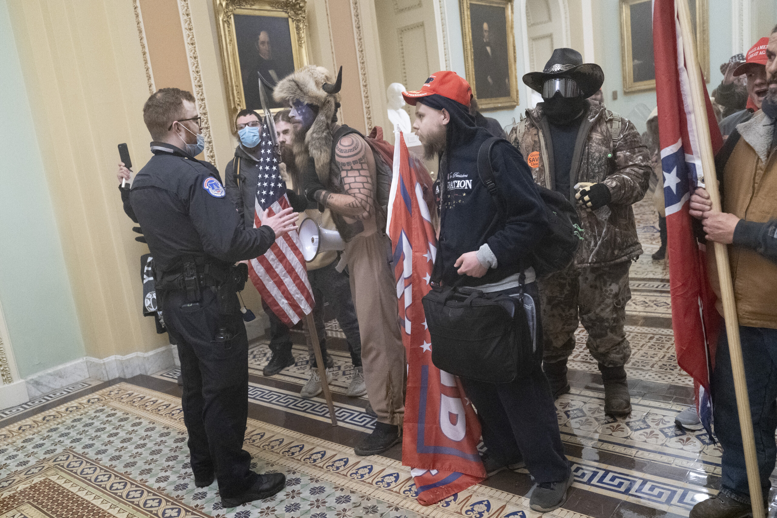 etats unis trump 200 agents du fbi dans la foule lors de lassaut contre le congres scaled