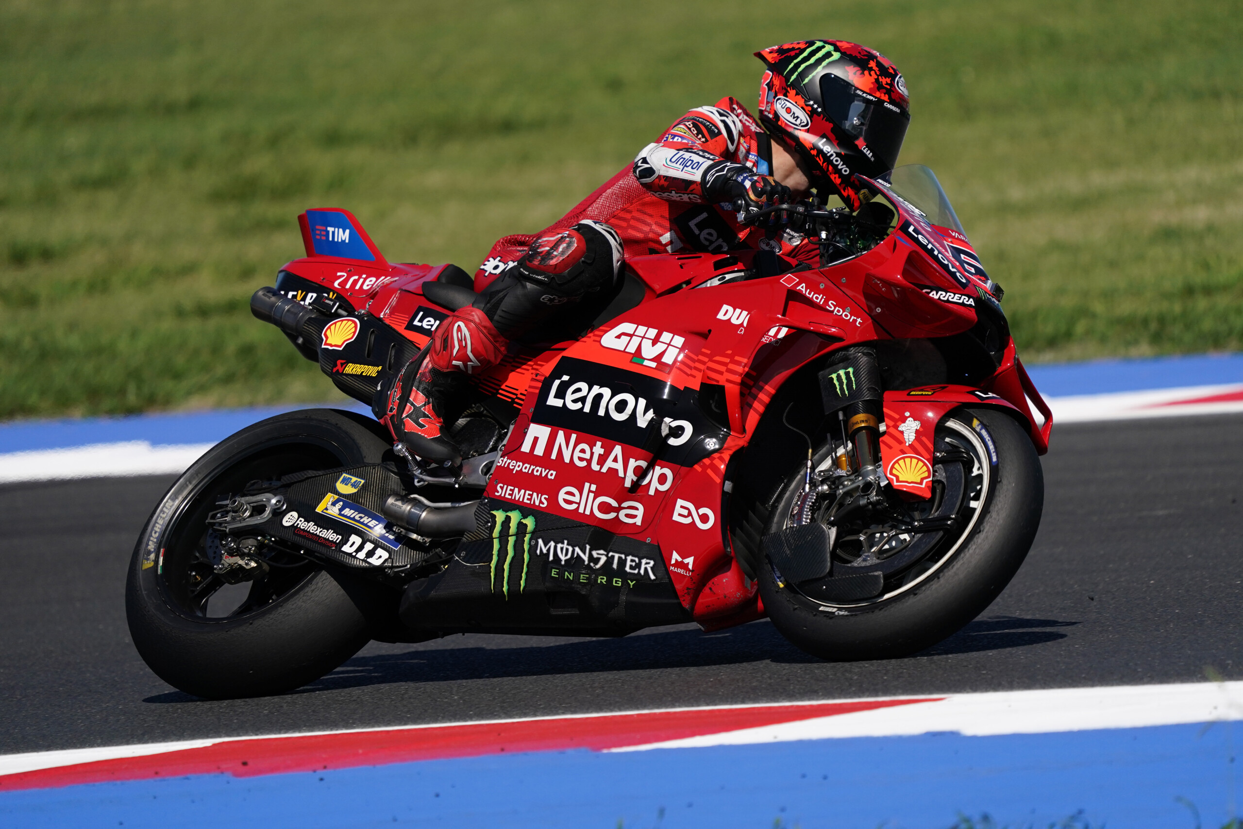 motogp bagnaia retrouve la pole position au japon scaled