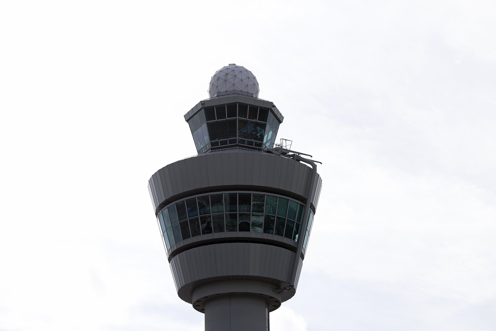 pays bas drone apercu au dessus de laeroport damsterdam piste fermee