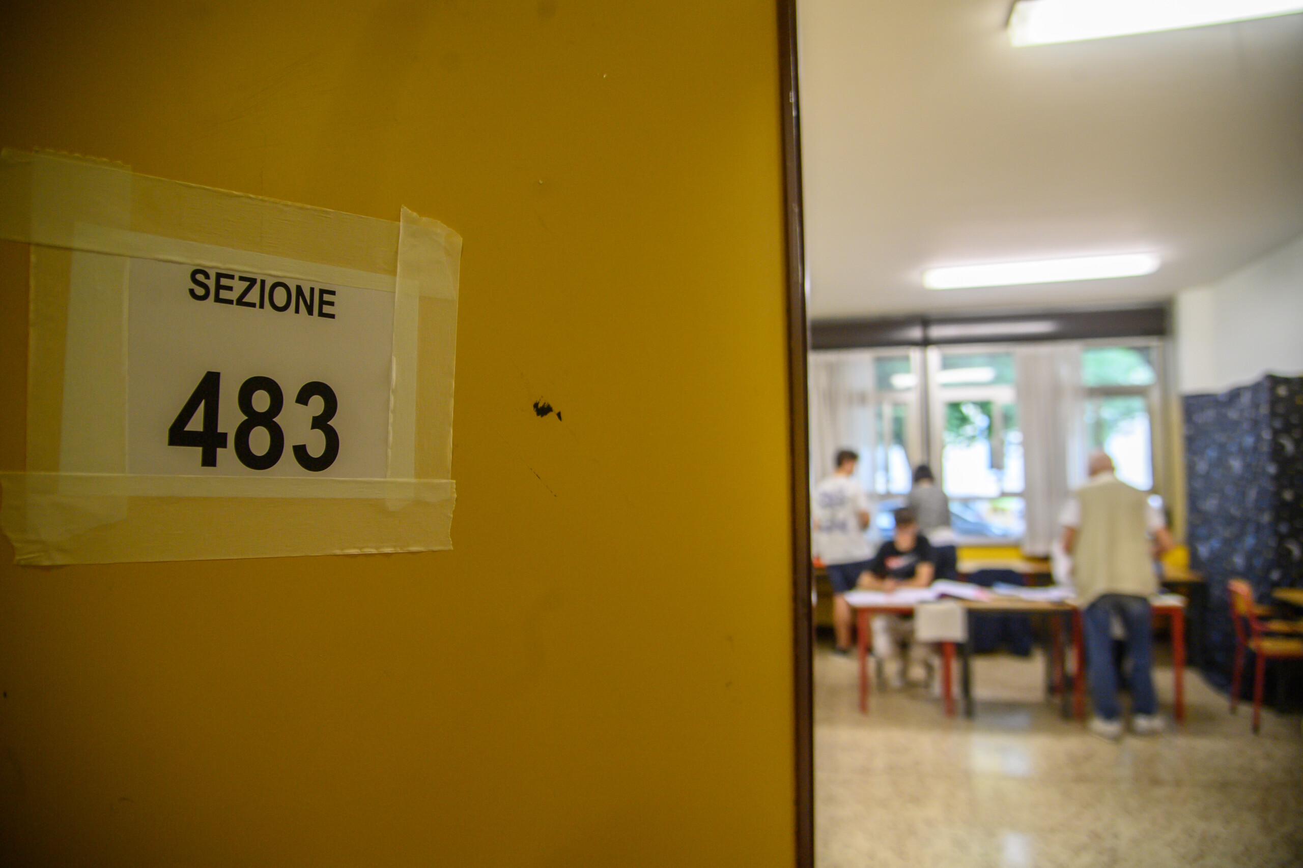 marche les bureaux de vote sont ouverts on vote pour elire le nouveau president et le conseil regional scaled