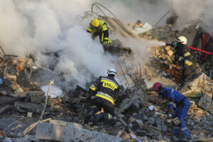 ukraine kiev deux morts et dix blesses apres une attaque russe