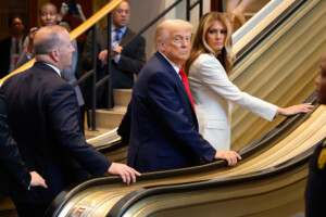 etats unis un juge suspend le plan de trump visant a licencier des employes de voice of america