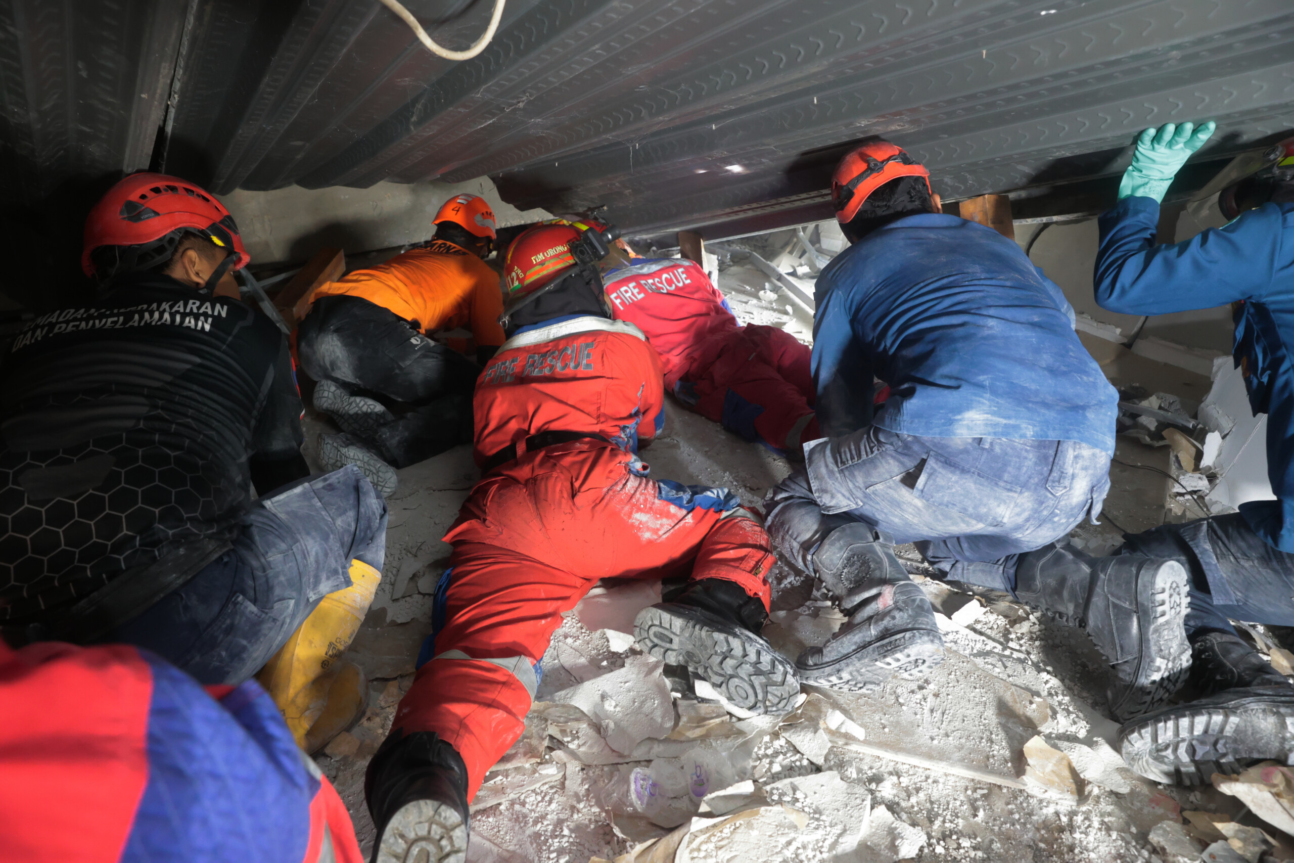 indonesie 3 morts dans leffondrement dune ecole une quarantaine de disparus scaled