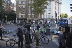 france manifestations dans plus de 200 villes fermeture de la tour eiffel