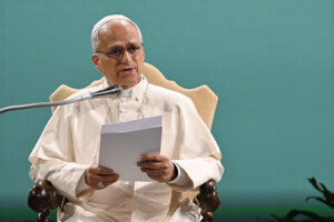 migrants la maison blanche rejette les critiques du pape leon xiv il ny a pas de traitement inhumain