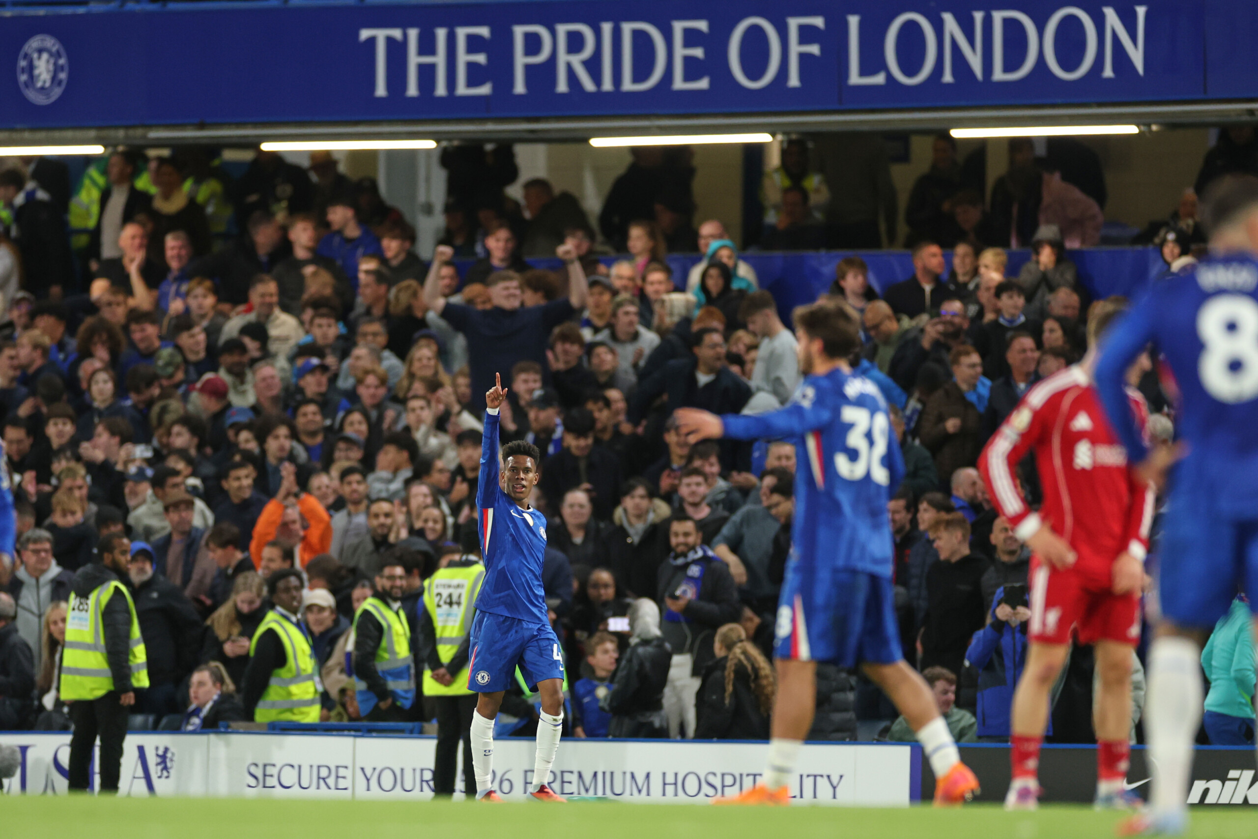 premier league chelsea liverpool 2 1 victoires egalement pour arsenal et tottenham scaled