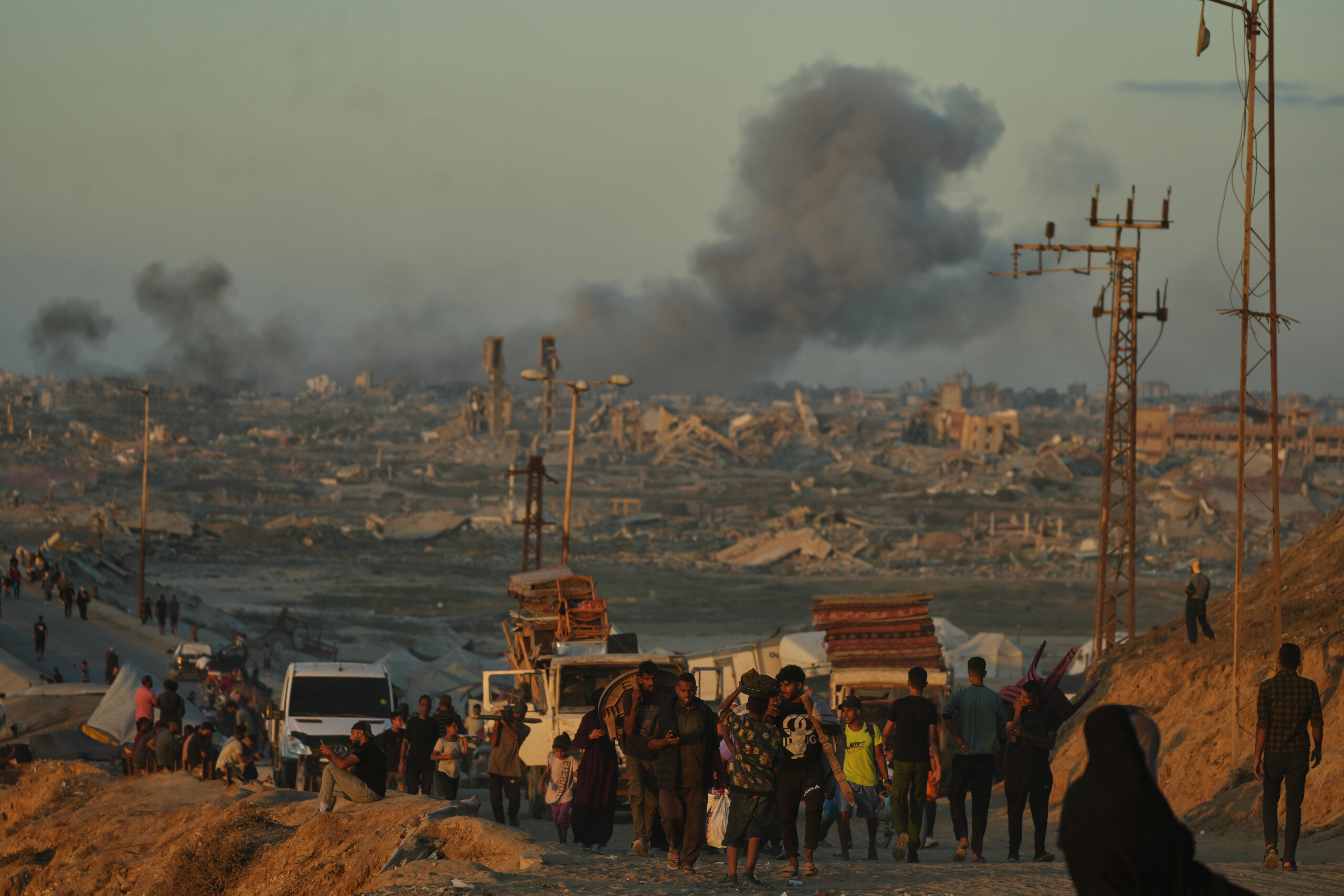moyen orient legypte travaille a la construction de camps de refugies pour les personnes deplacees a gaza scaled