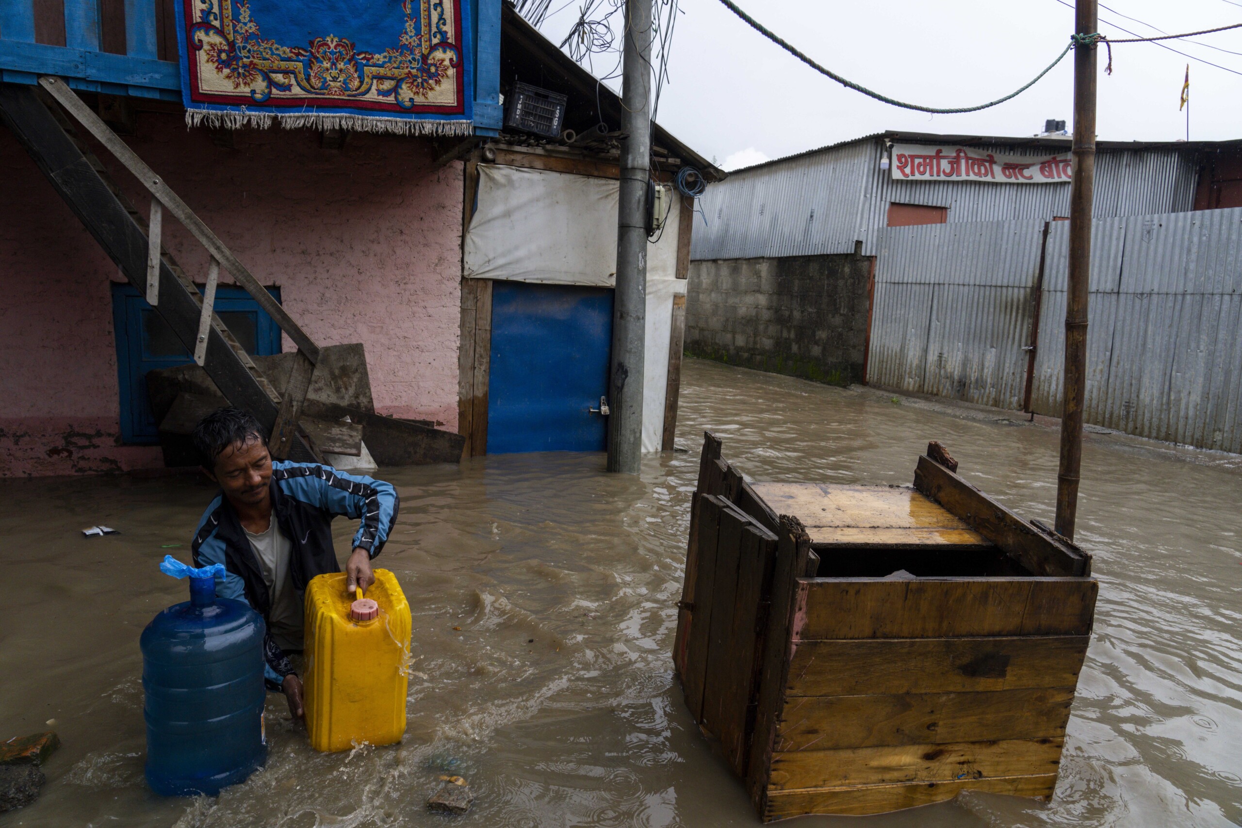 nepal des glissements de terrain causes par de fortes pluies font au moins 22 victimes scaled