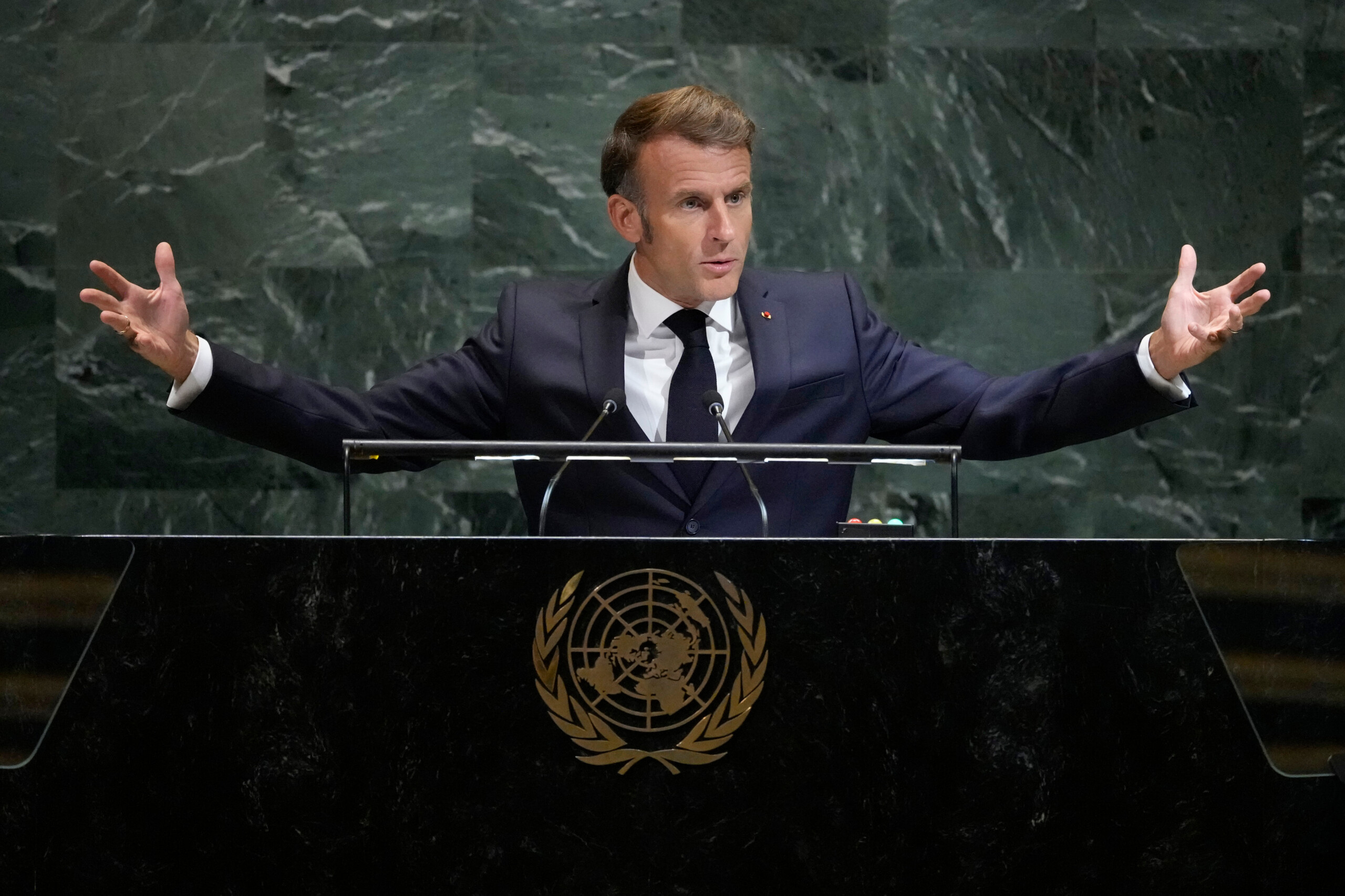 france lequipe de macron assumera la responsabilite si les negociations avec lecornu echouent scaled