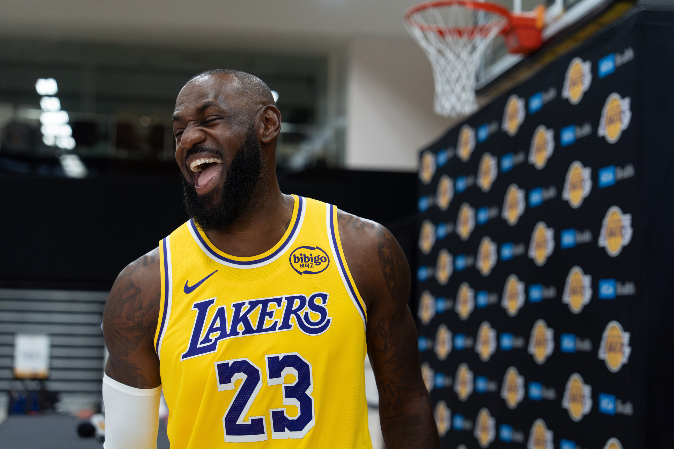 nba pas de retraite pour lebron james sa decision est une pub pour un cognac scaled