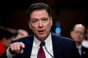 etats unis lancien directeur du fbi comey au tribunal il plaide non coupable