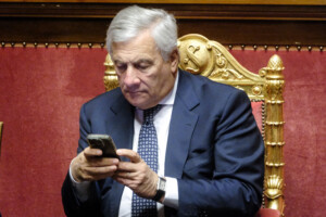 flottille tajani nous suivons le nouveau blocage une dizaine ditaliens ont ete arretes