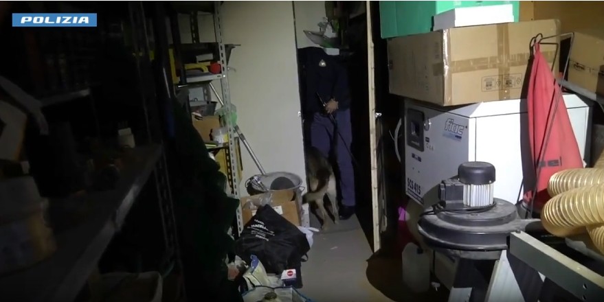 reggio de calabre des nouveau nes retrouves morts dans une armoire la mere assignee a residence