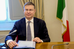 ukraine dombrovskis 253 milliards donnes a kiev 84 milliards supplementaires dici la fin de lannee