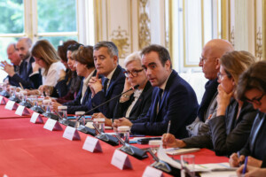 france lecornu aux ministres notre seule mission est de surmonter la crise