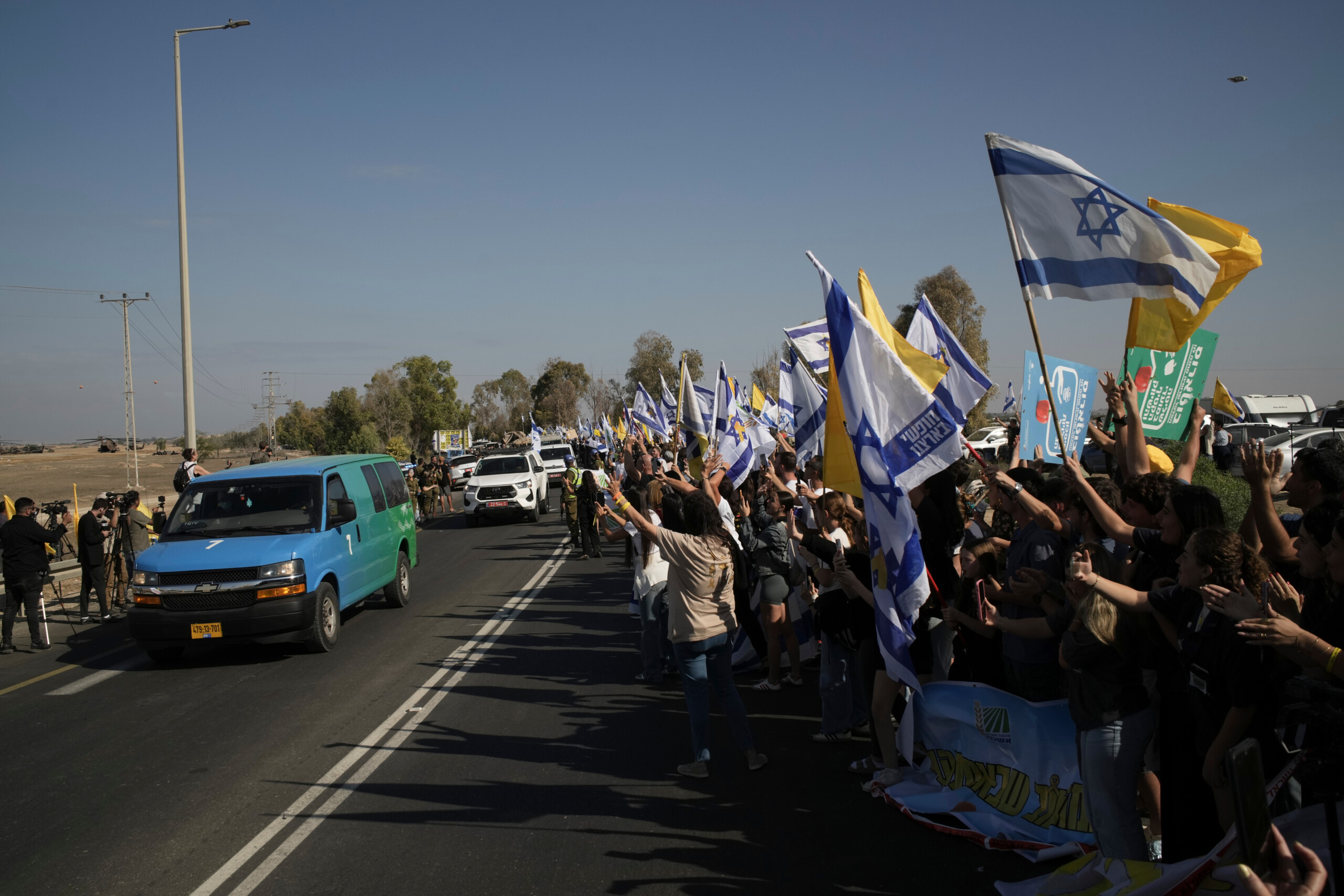 gaza larmee israelienne prend en charge les 13 autres otages liberes scaled